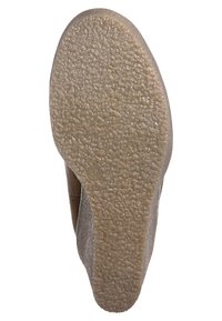Suela de zapato con una superficie texturizada, con un color beige natural. Tamaño marcado como 37, diseñada para ofrecer agarre y durabilidad.