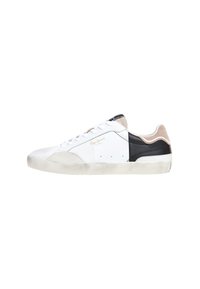 Sneaker bianco con un mix di materiali in pelle e tessuto, accenti neri e beige, punta rotonda e suola in gomma texturizzata.