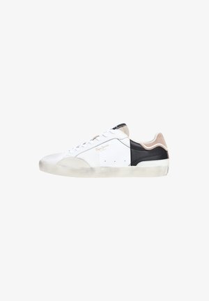 Sneaker bianco con un mix di materiali in pelle e tessuto, accenti neri e beige, punta rotonda e suola in gomma texturizzata.