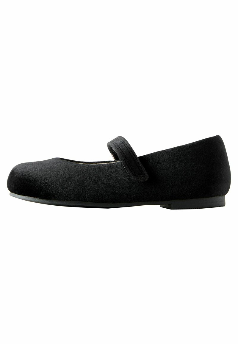 Scarpa flat nera Mary Jane realizzata in morbido camoscio, con punta arrotondata, una fibbia attorno al collo del piede e una suola in gomma a profilo basso.
