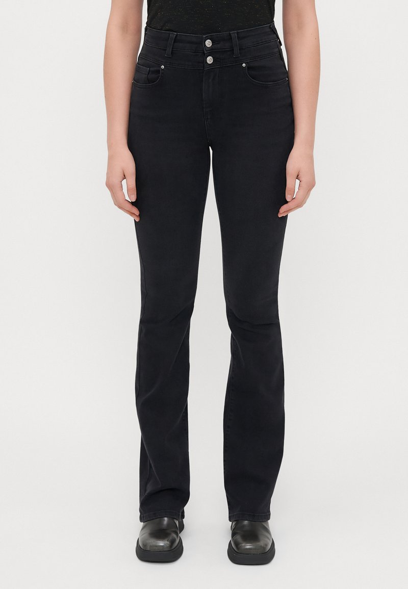 Melni džinsi ar platām kājām un augstu jostasvietu, divi priekšējie kabatas un pogu aizdare. Izgatavoti no denima, ar vieglu stiepšanos un gludu tekstūru.