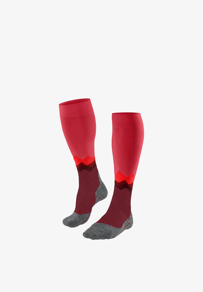 Paire de chaussettes de sport montantes jusqu'aux genoux, en nuances de rouge avec des orteils et talons gris rembourrés, arborant un motif en zigzag près de la cheville.