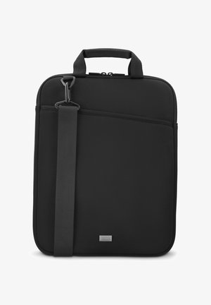 Schwarze Laptoptasche mit glatter Stoffoberfläche. Verfügt über einen oberen Tragegriff, einen verstellbaren Schultergurt und eine vordere Reißverschlusstasche.