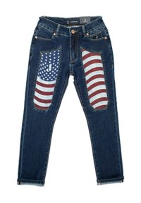 Jeans in denim con un lavaggio blu scuro, caratterizzati da pannelli di tessuto applicati con design della bandiera americana in rosso, bianco e blu su entrambi i lati anteriori.