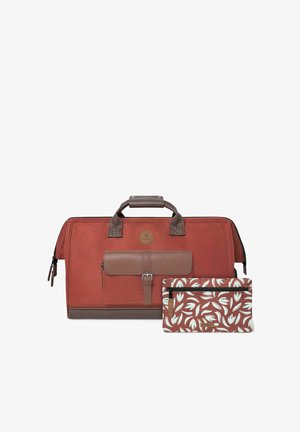 Sac de voyage rouge en tissu texturé, avec des accents en cuir marron et une poche avant. Comprend une trousse à motifs avec un design floral.