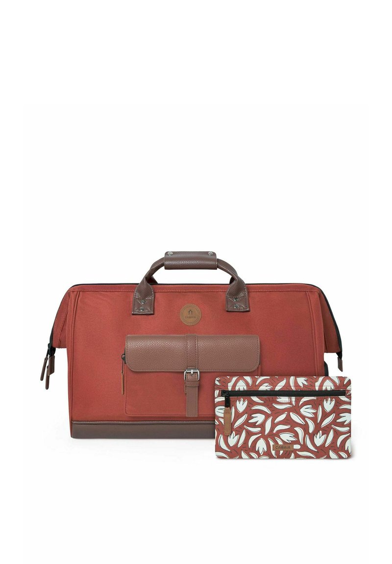 Sac de voyage rouge en tissu texturé, avec des accents en cuir marron et une poche avant. Comprend une trousse à motifs avec un design floral.