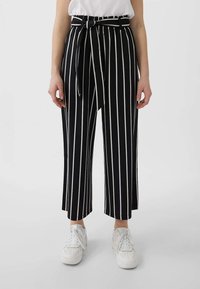 Stradivarius Stoffhose - black