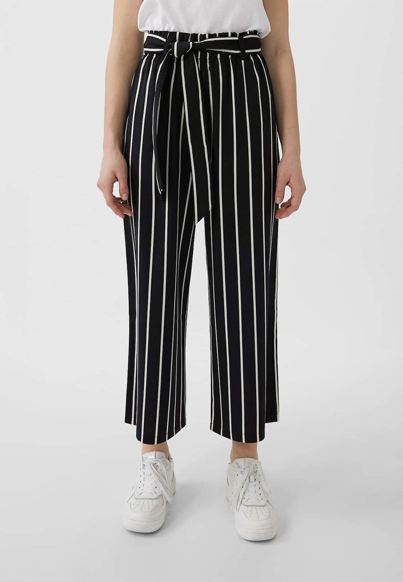 Stradivarius Stoffhose - black