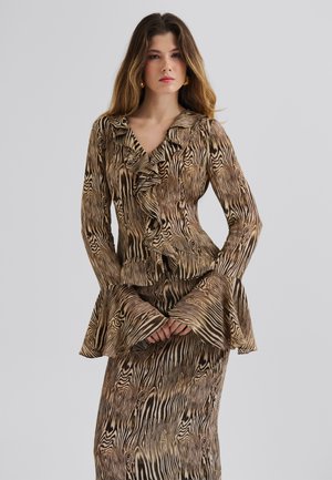 Rochie cu imprimeu leopard maro și bej, cu guler și manșete volărate, având un corset ajustat și mâneci evazate. Țesătură netedă și fluidă.