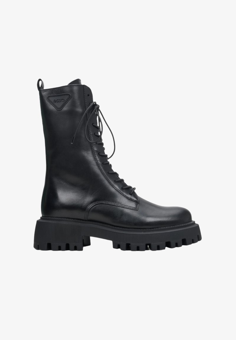 Černá kožená bojová bota s kulatou špičkou, šněrováním vpředu, gumovou podrážkou a ribbovým detailem na spodní části. Obsahuje logo na boku.