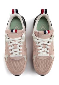 Sneaker in rete rosa chiaro con accenti bianchi, suole in gomma e sovrapposizioni texturizzate. Caratterizzate da un'etichetta dei lacci a righe e solette verde chiaro morbide.