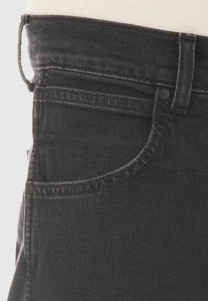 Jeans de mezclilla negra con una textura suave, que cuentan con un bolsillo frontal, costuras en contraste y un cierre de botón seguro en la cintura.