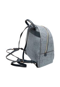 Zaino grigio con superficie testurizzata caratterizzata da motivi simili a timbri, chiusura con zip e spallacci regolabili in pelle. Accenti in blu scuro.