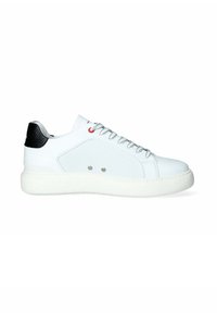 Sneaker bianca con tomaia texturizzata, caratterizzata da un accento sul tallone nero, occhielli in argento e lacci rotondi. Suola spessa bianca con finitura liscia.