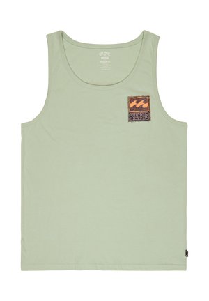 Hellgrünes Tanktop mit einem quadratischen, strukturierten Patch in Orange und Dunkelbraun mit Logo. Hergestellt aus weichem, glattem Stoff.