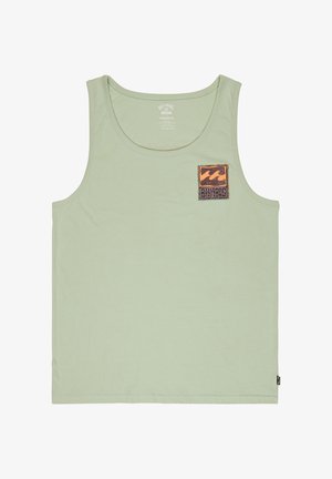 Hellgrünes Tanktop mit einem quadratischen, strukturierten Patch in Orange und Dunkelbraun mit Logo. Hergestellt aus weichem, glattem Stoff.
