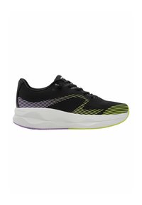 Chaussure de course noire avec semelle blanche, détails rayés jaune néon et violet, et lacets noirs, vue de profil sur fond blanc.