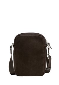 Kompaktowa torba crossbody z ciemno-brązowego zamszu, z regulowanym materiałowym paskiem i zamknięciem na srebrny zamek, na białym tle.
