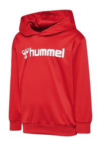 Czerwona bluza z kapturem z gładkiego materiału, z przednią kieszenią w kształcie kangura i dużym białym logo "hummel" na piersi.