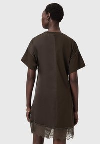 Hnedé šaty s krátkym rukávom s dvojfarebným dizajnom, hladkým materiálom a čipkovou výšivkou na spodnom leme.