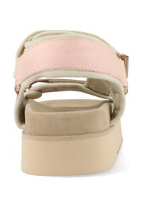Beige platform sandaal met een zachte, getextureerde voetbed. Kenmerkt een brede roze band en een verstelbaar mechanisme aan de achterkant. Platte zoolontwerp.