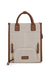 Sac à dos en toile et cuir beige avec des accents marron, doté de deux fermetures éclair, d'une poche avant et de poignées supérieures pour le transport.