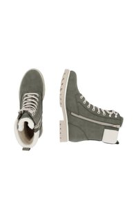 Botas de tobillo de ante verde con un puño suave y blanco, suela de goma gris y cremallera lateral. Presentan ojales metálicos y cordones planos.
