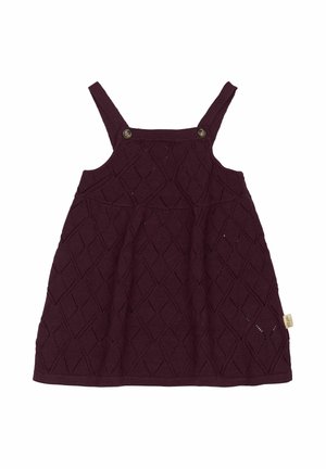 Burgundi värvi kudum dresses, millel on teemantmuster, õlavarre rihmad ja kaks nööbi aksenti. Omab laienevat seelikut ja pehmet tekstuuri.