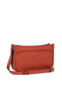 Borsa a spalla in pelle di un vivace arancione, con finitura testurizzata, branding sottile, chiusura con zip e tracolla regolabile.