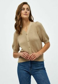 Beige gestrickte Strickjacke mit V-Ausschnitt, kurzen Puffärmeln und Knopfverschlüssen. Texturiertes Material mit geripptem Saum und Bündchen.