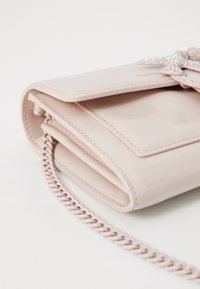 Pinko LOVE ONE VERNICE PIPING - Torba čez telo - cipria/antique gold-coloured