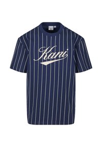 Tumši zila īsām piedurknēm T-kreklā, kas dekorēts ar baltām vertikālām svītrām un ar kursīvu uzrakstu "Kanji" krūtīs. Audums - kokvilna.
