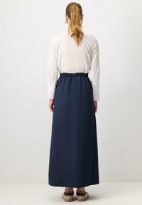Navy blue, ankle-length skirt with an elastic waistband, made of smooth fabric. Features flat seams and a flowing silhouette.