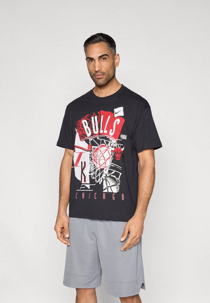 Czarna koszulka z grafiką z napisem "BULLS" w jaskrawoczerwonym kolorze, motywem koszykówki i napisem "CHICAGO", w połączeniu z jasnoszarymi szortami.