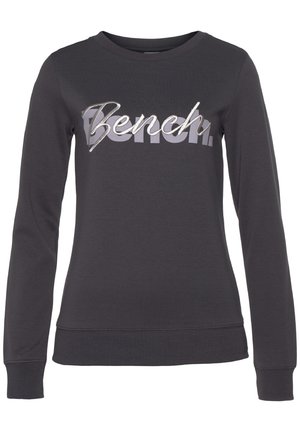 Dunkelgrauer, langärmeliger Sweatshirt aus weichem Material. Mit großem silbernen "Bench"-Logo auf der Vorderseite, Rundhalsausschnitt und gerippten Bündchen.