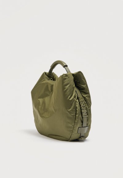 Χακί μεγάλης διάστασης επενδεδυμένη τσάντα χειρός με κοντή δερμάτινη λαβή και κάθετο ιμάντα με το λογότυπο Moschino στο πλάι.