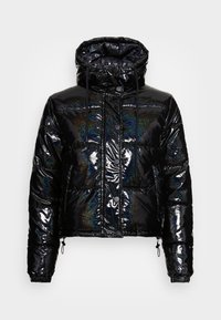 Schwarze, glänzende Steppjacke mit Kapuze, einem gesteppte Design, Druckknopfverschluss und Kordelzug am Saum für eine anliegende Passform.