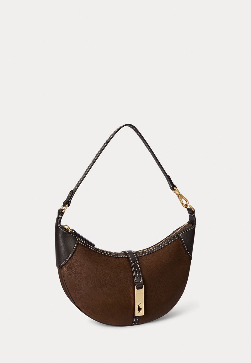 Borsa a tracolla in pelle marrone con una forma curva, caratterizzata da una chiusura color oro e dettagli in marrone scuro. Manico robusto e cuciture a contrasto.