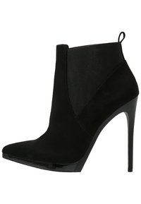 Stivale alla caviglia nero con punta affusolata, realizzato in suede e tessuto. Presenta un tacco a stiletto alto e pannelli elasticizzati laterali per una facile calzata.