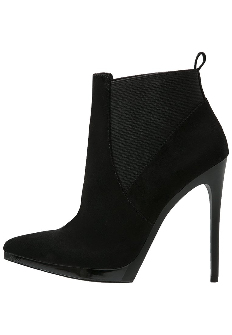 Stivale alla caviglia nero con punta affusolata, realizzato in suede e tessuto. Presenta un tacco a stiletto alto e pannelli elasticizzati laterali per una facile calzata.