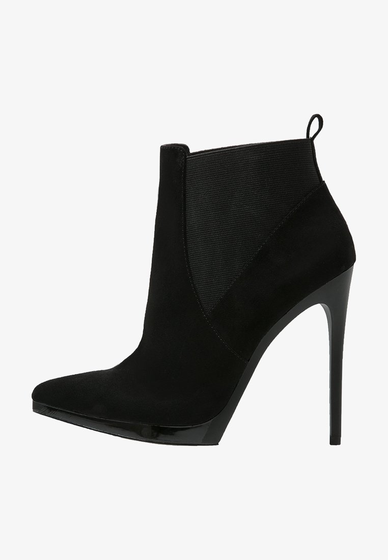 Stivale alla caviglia nero con punta affusolata, realizzato in suede e tessuto. Presenta un tacco a stiletto alto e pannelli elasticizzati laterali per una facile calzata.