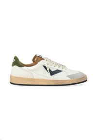 Hvide lædersneakers med grønne ruskindsdetaljer, tan lædertunge, sort logo og struktureret sål. Rund tå med snørelukning.
