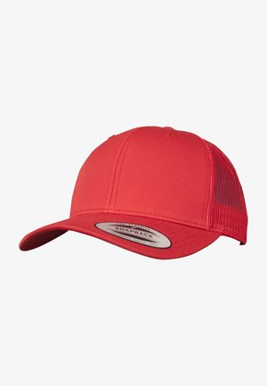 Cappello snapback rosso con una parte frontale in tessuto solido e un retro in rete. Presenta una visiera arrotondata e una toppa circolare con il marchio sulla parte anteriore.
