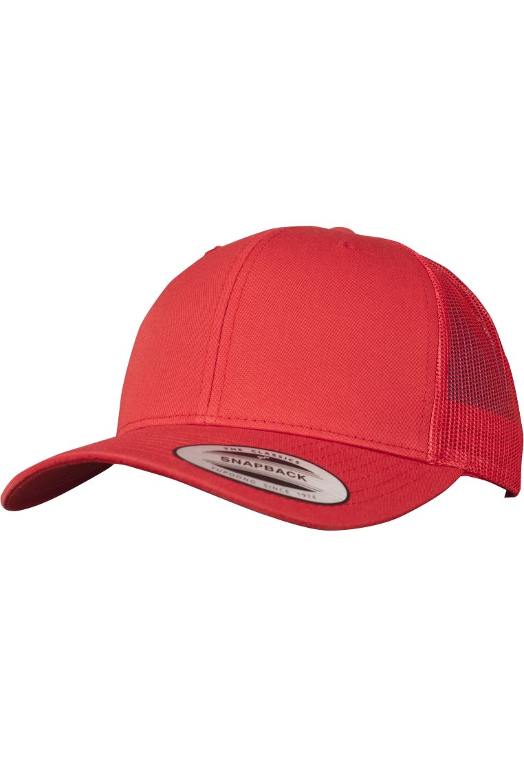 Rød snapback caps med solidt stof foran og mesh bak. Har en rund skygge og et rundt merke på forsiden.
