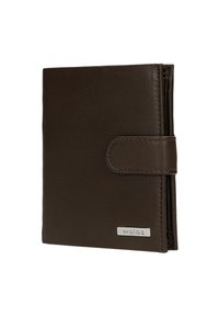 Portafoglio in pelle marrone con texture liscia, chiusura a pieghe e accento del logo argentato. Forma rettangolare compatta per una facile conservazione.