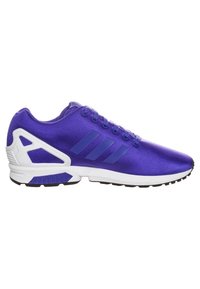 Scarpa sportiva viola con finitura satinata, caratterizzata da tre strisce tonali, una suola intermedia bianca e una suola esterna in gomma nera texturizzata.