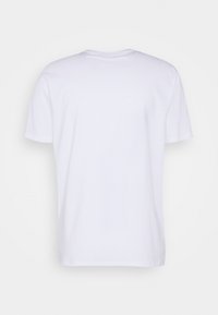 Hvid bomulds T-shirt, korte ærmer, rund hals, enkelt design, blød tekstur, ingen synlige logoer eller mønstre, lige kant.