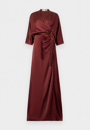 Langes burgunderfarbenes Satinwickelkleid mit dreiviertel Ärmeln und gebundenem Taillengürtel, mit V-Ausschnitt und fließendem Rock.