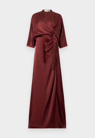 Longue robe portefeuille en satin bordeaux avec manches trois-quarts et ceinture nouée à la taille, avec un col en V et une jupe fluide.