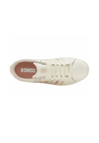 Baskets K-Swiss en crème avec des rayures rose clair. Caractéristiques : embout rond, design à lacets et doublure en mesh. Logo sur la semelle intérieure.